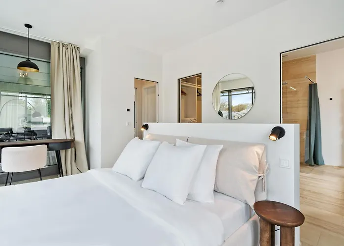 Elegant 2br With Balcony In Haute Center