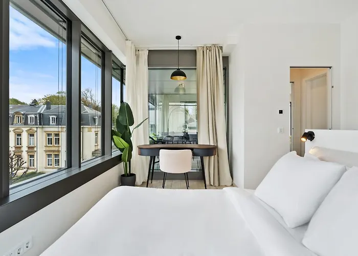 شقة Elegant 2br With Balcony In Haute Center *