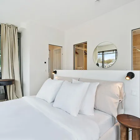 Elegant 2br With Balcony In Heart Of
