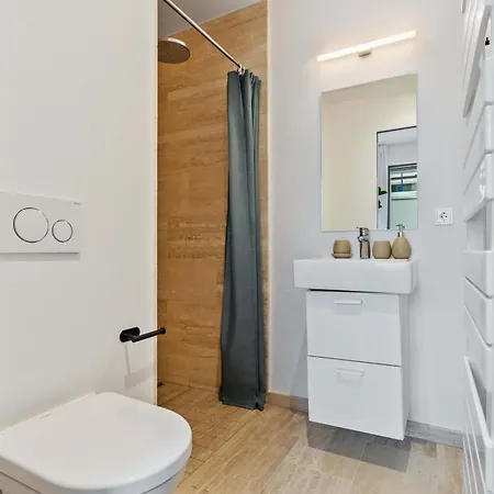 Elegant 2br With Balcony In Heart Of Apartamento